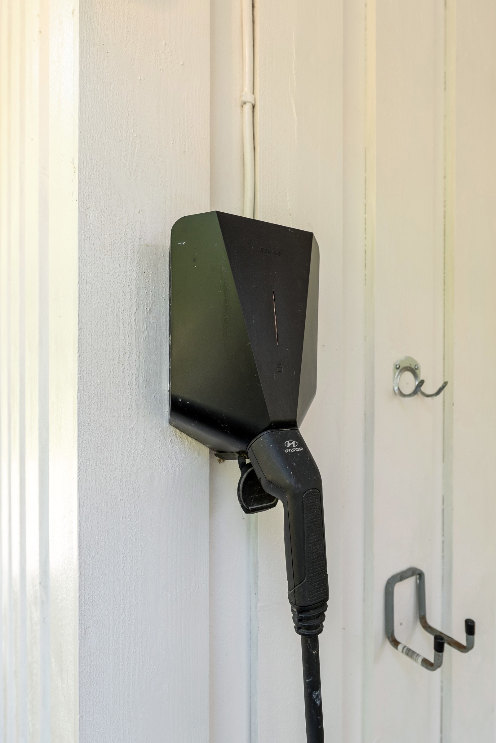 Hele det elektriske anlegget i boligen er oppgradert og kontrollert. Det er også montert el-bil lader. Galleribilde