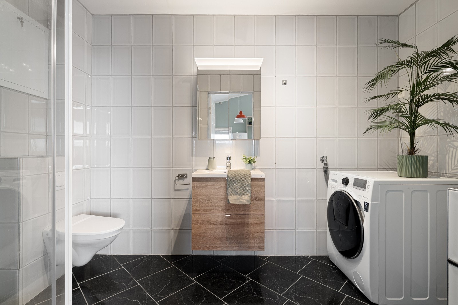 Flott flislagt bad med varmekabler i gulv Galleribilde