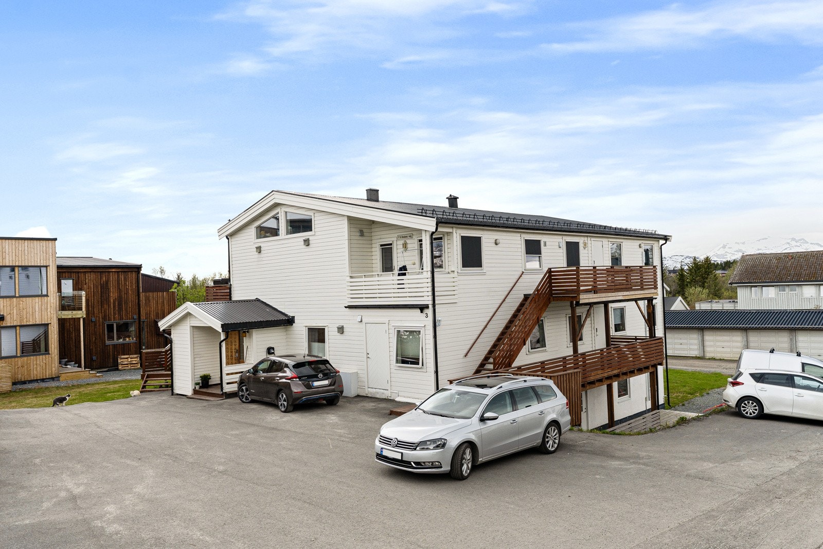 På tomten disponerer beboerne også flere gjesteparkeringsplasser Galleribilde