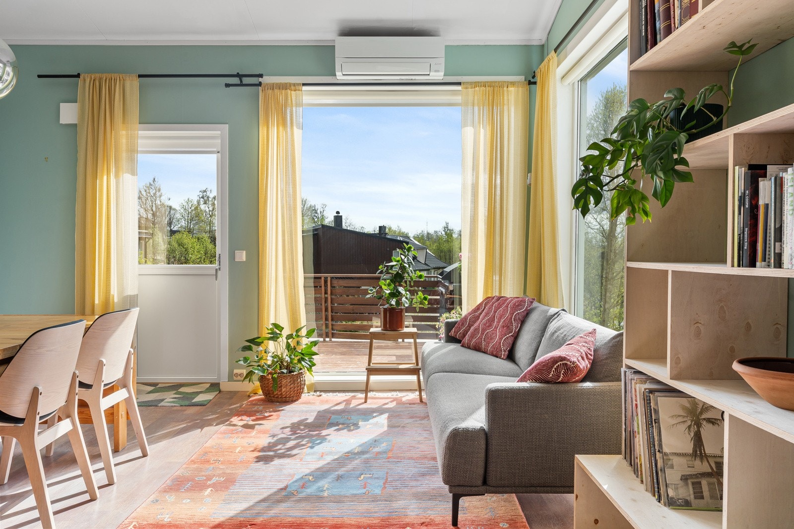 Godt med lysinnslipp i stuen. Galleribilde