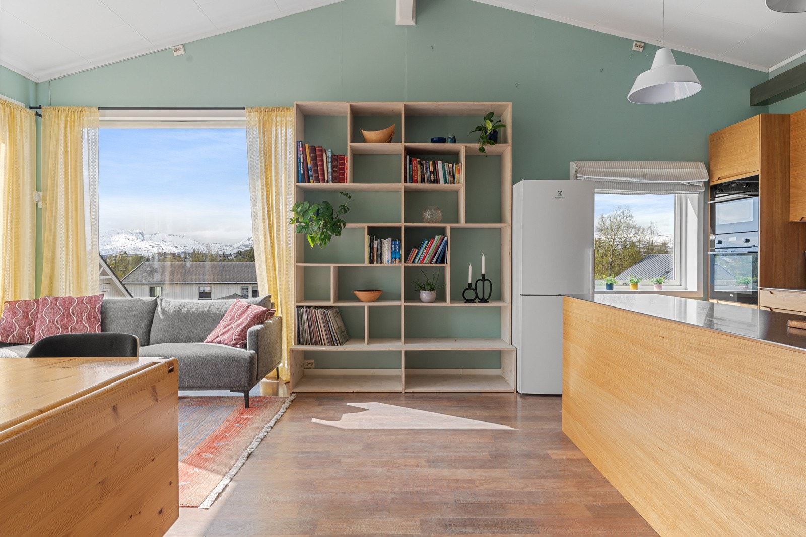 Åpen stue- kjøkken løsning og god takhøyde i hjertet av leiligheten! Galleribilde