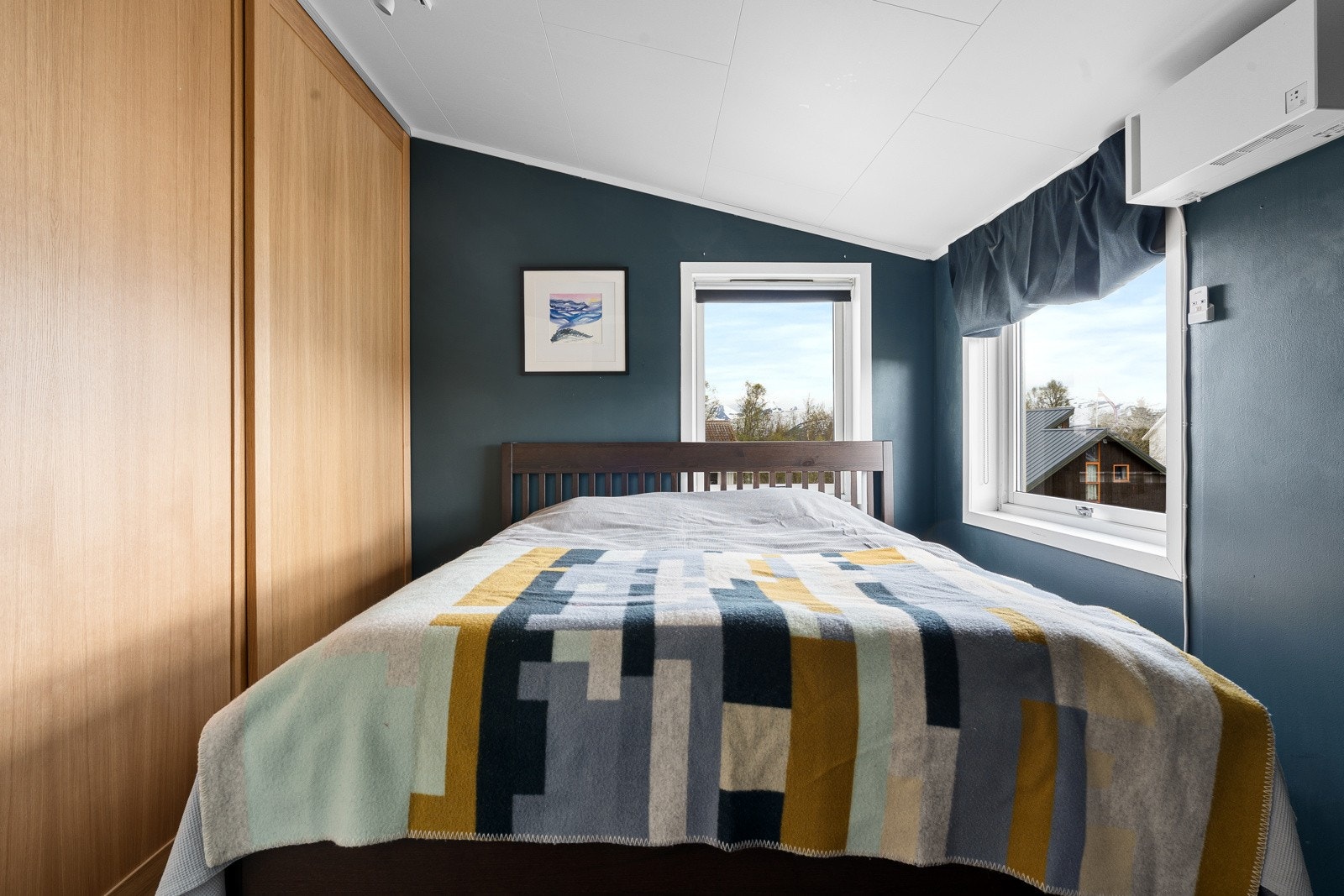 Soverom med stor skyvedørsgarderobe med utsikt mot kvaløya. Galleribilde