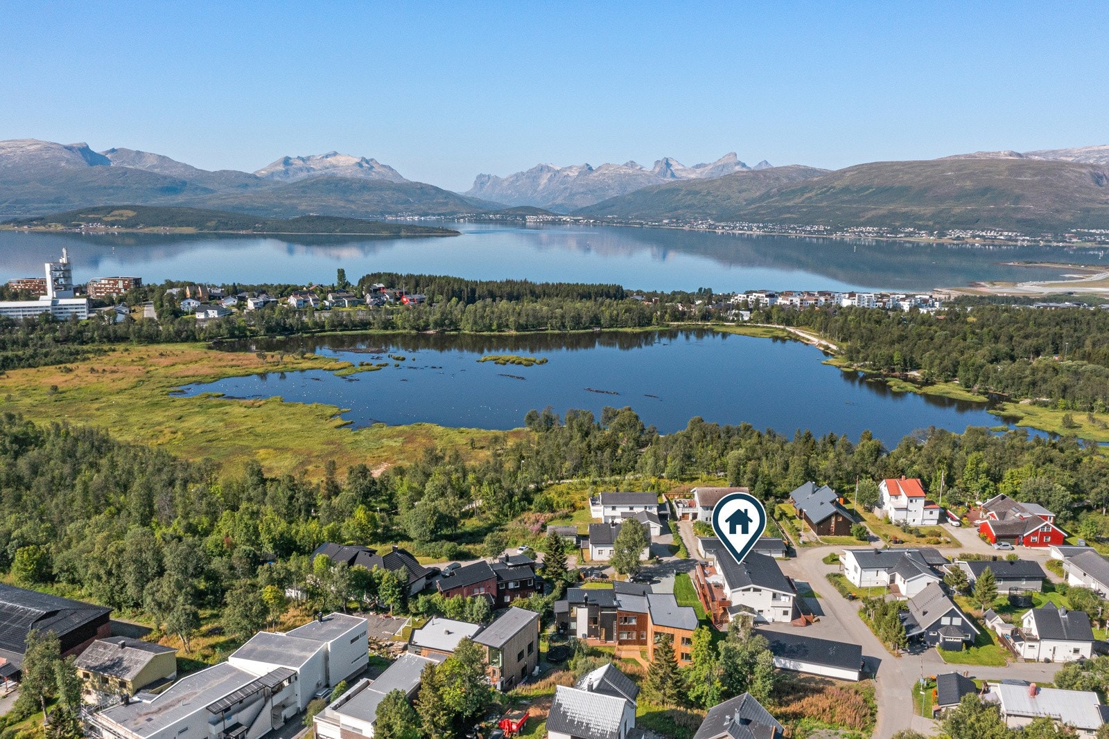 Beliggende på toppen av øya ved prestvannet. Galleribilde