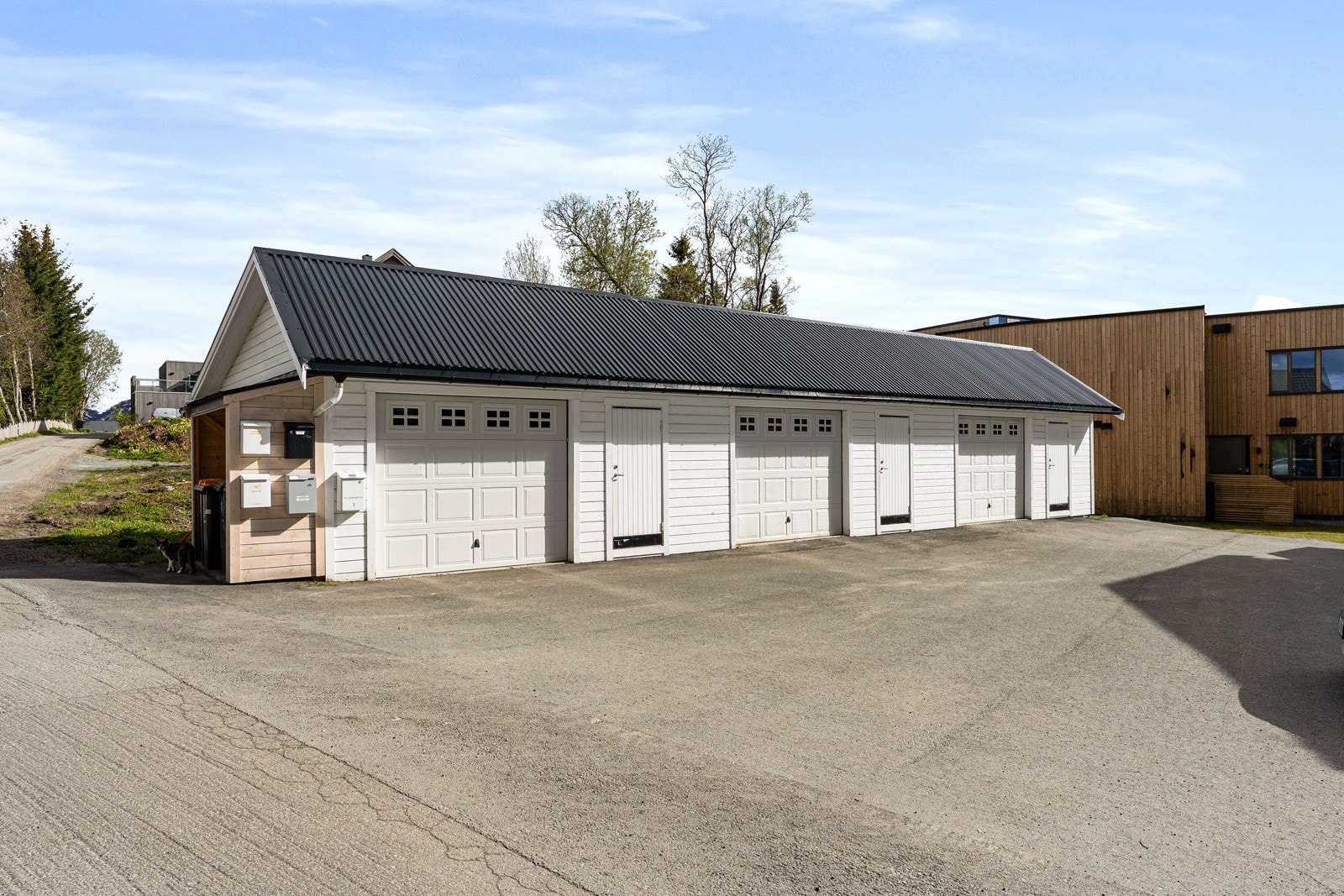 Leiligheten disponerer en egen garasjeplass med elbillading, og tilhørende sportsbod. Galleribilde