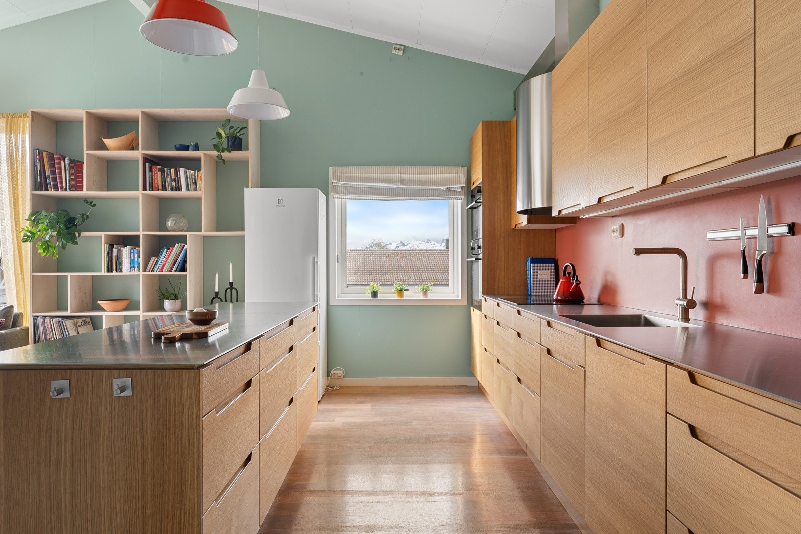 Flott og tidløst kjøkken med flere integrerte hvitevarer, samt godt med skap- og benkeplass. Galleribilde