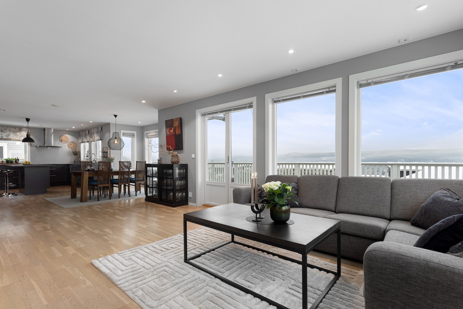 Det er plass til møblering av ulike soner, hvor sofa- og spisegruppe har sin naturlige plassering. Galleribilde