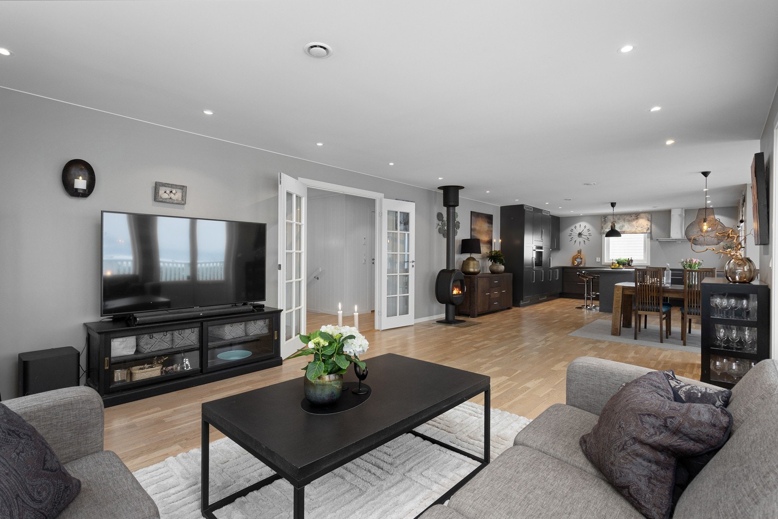 Den åpne løsningen skaper et sosialt allrom, perfekt for å samle familie og venner. Galleribilde