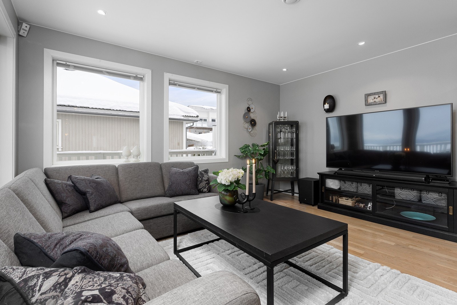 I tv-kroken er det plass til en stor hjørnesofa og tilhørende tv-møblement. Galleribilde