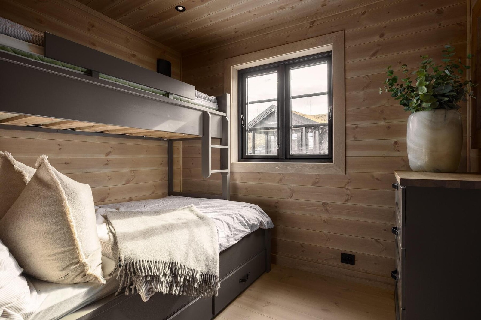 Foto fra visningshytte Rognli med oppstue på Hellerudsletta Galleribilde