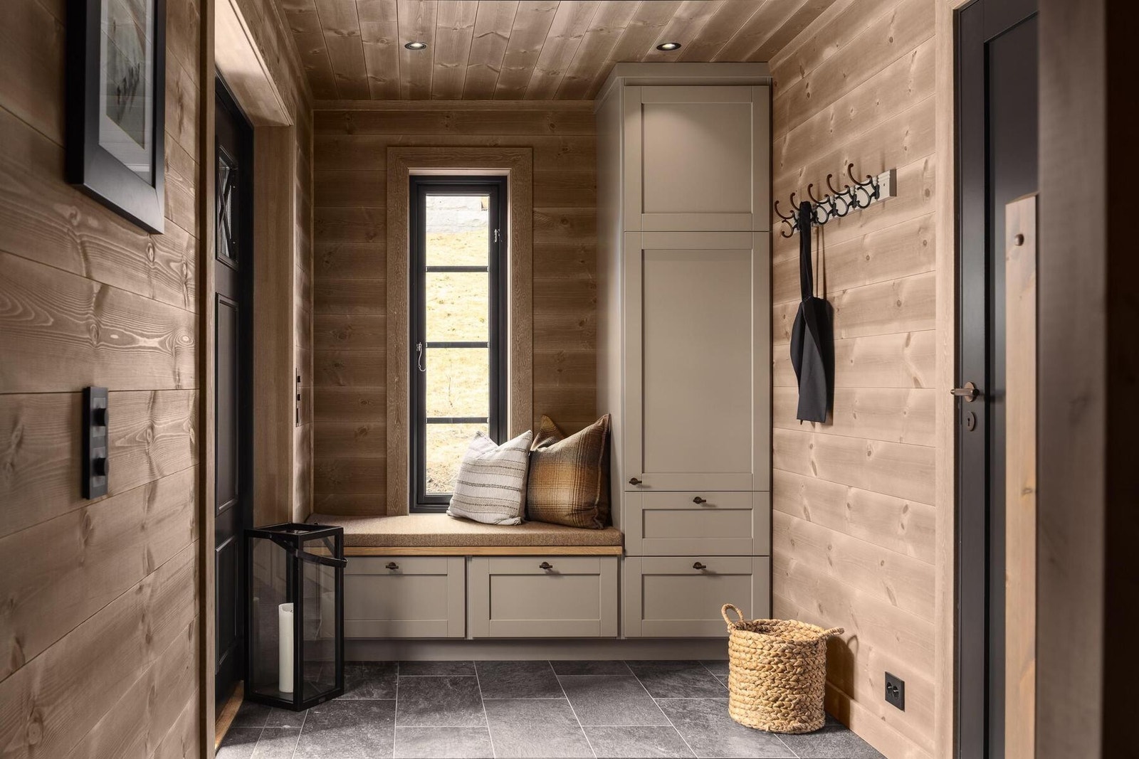 Delikate overflater skaper en lun atmosfære. Plassbygde garderobeskap kan bestilles hos Kistefoss. Foto fra visningshytte Rognli med oppstue på Hellerudsletta Galleribilde