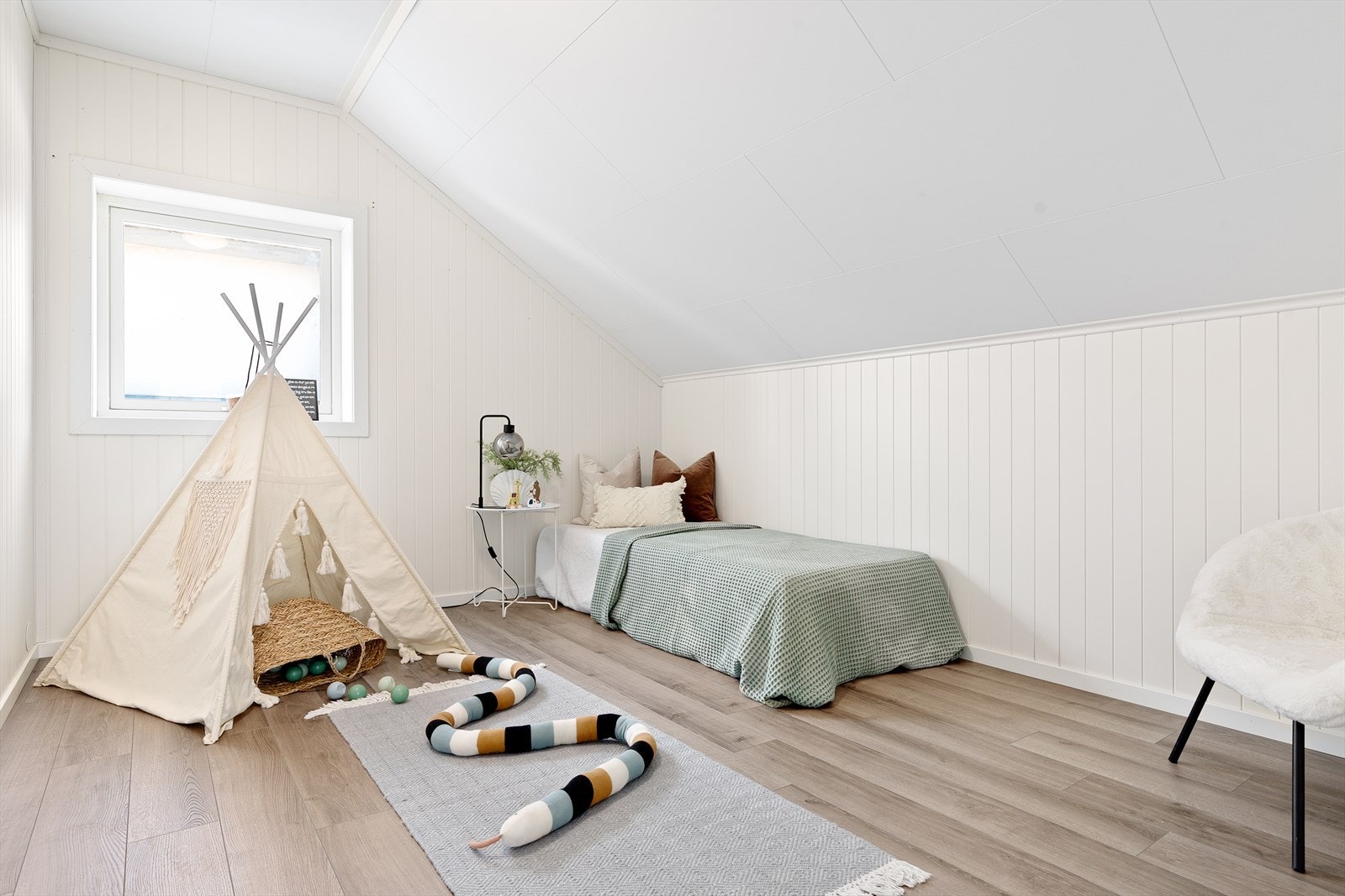 Soverommene er av god størrelse og har god plass til alt av ønskelig møblement Galleribilde