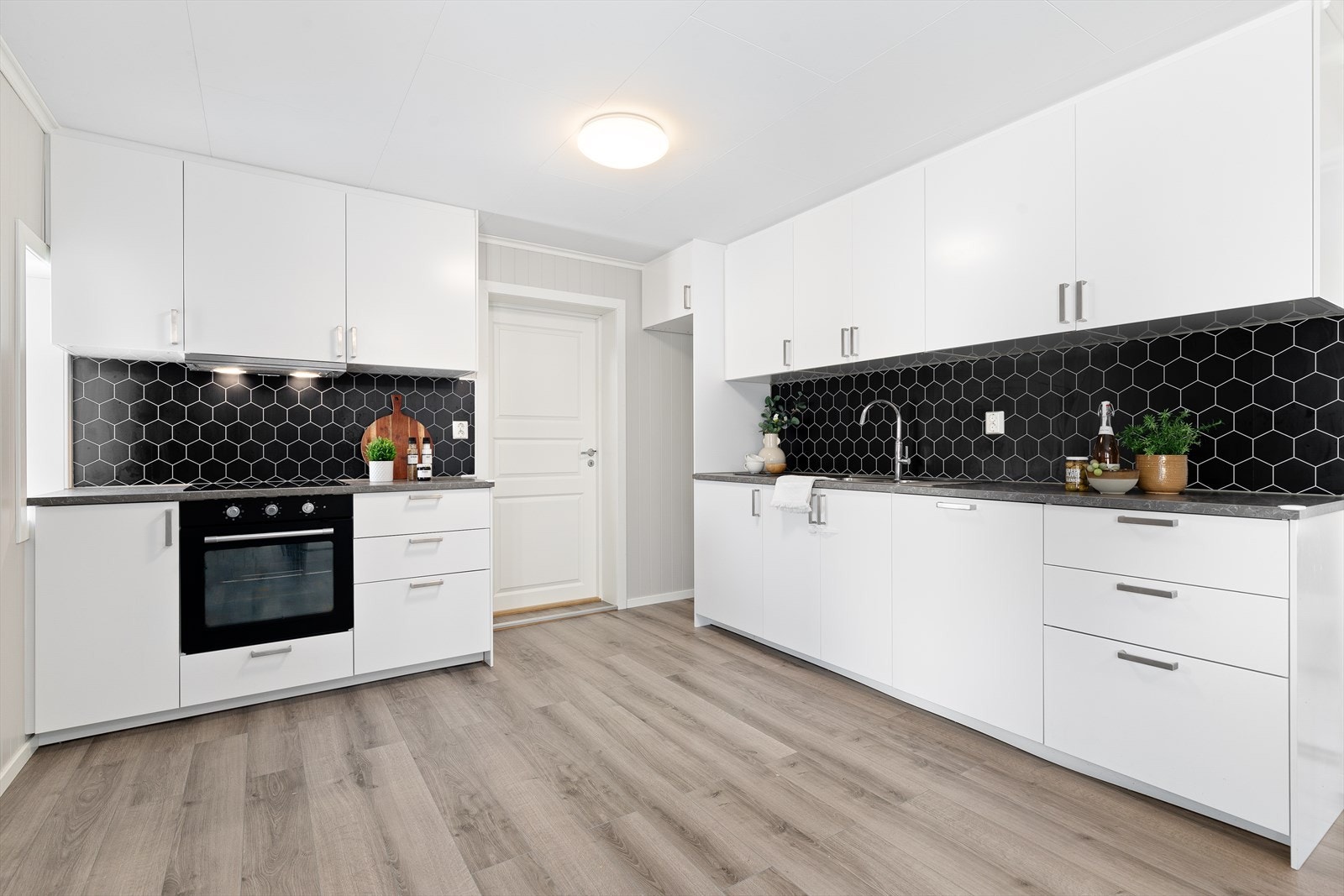 Stilrent kjøkken med integrerte hvitevarer Galleribilde