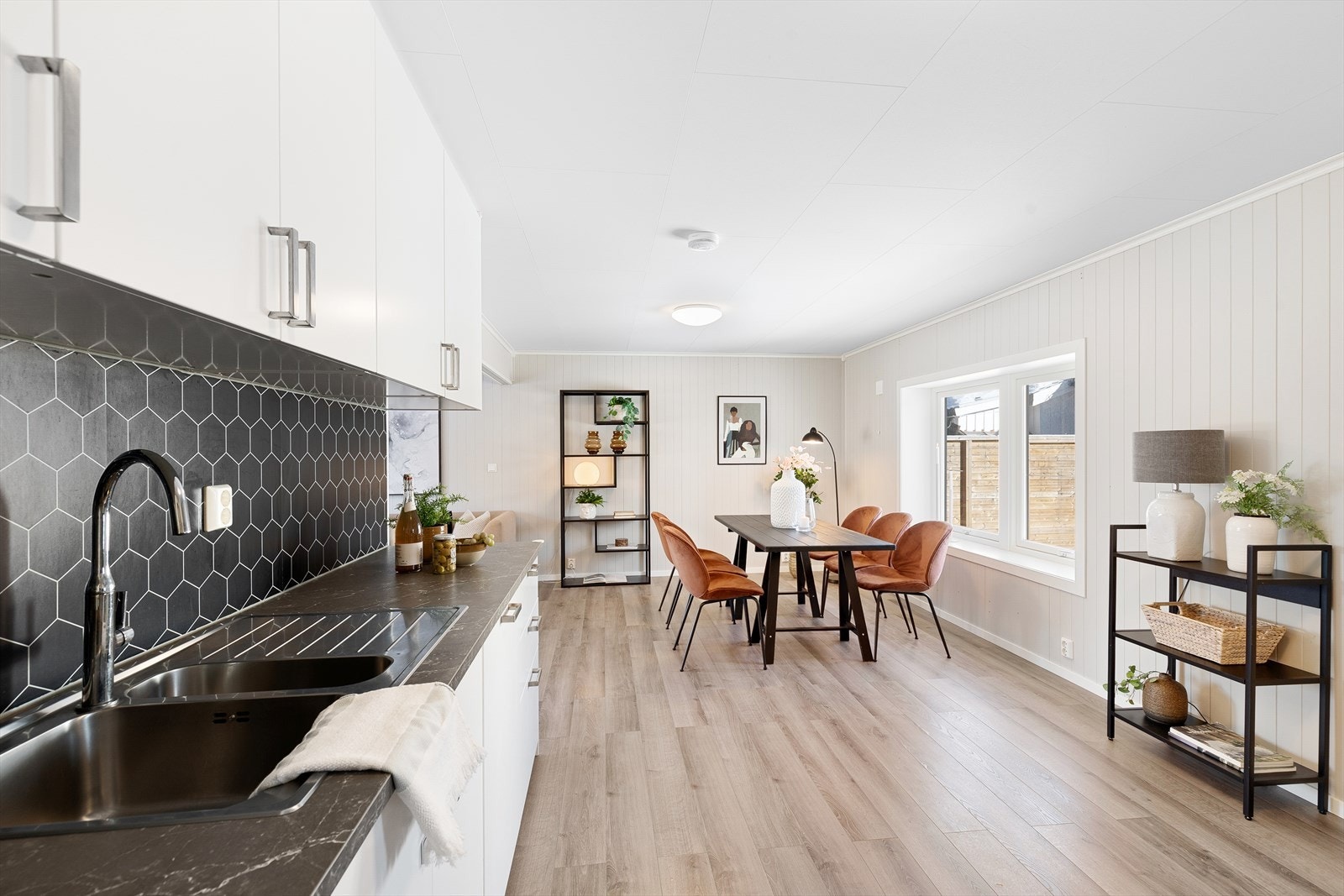 Innredning med glatte fronter og benkeplate av laminat Galleribilde