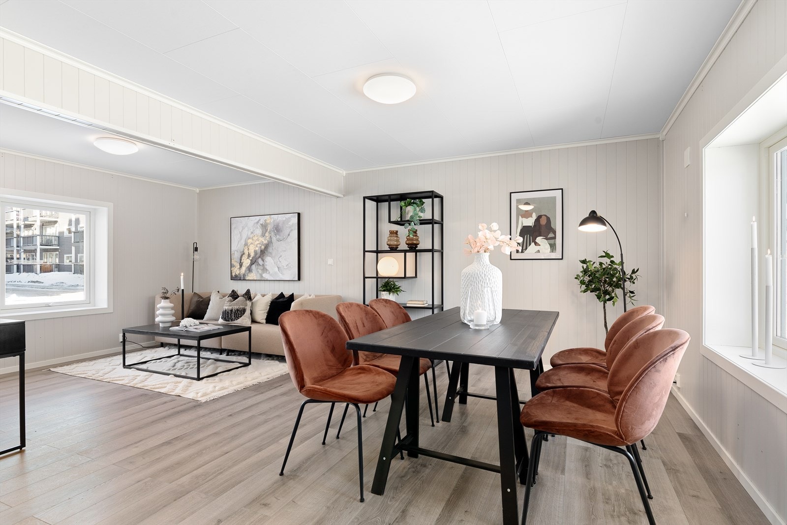 Spisebordet skaper en naturlig soneinndeling mellom stue og kjøkken Galleribilde