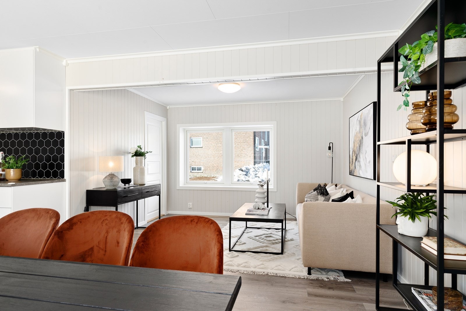 Stuen er av god størrelse med flere gode møbleringsmuligheter. Galleribilde