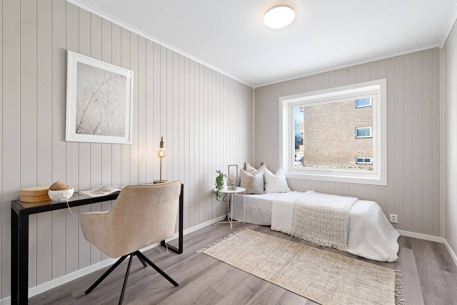 Romslig soverom med god plass til dobbeltseng og tilhørende møblement. Galleribilde