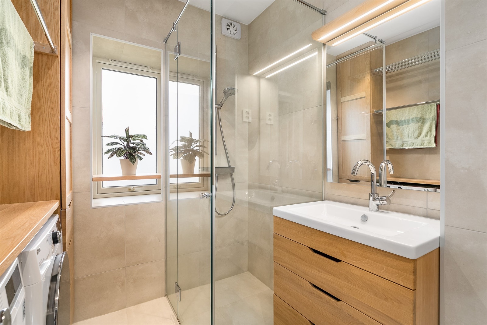 Badet er velutnyttet og tilrettelagt for kombinert bruk som vaskerom. Galleribilde