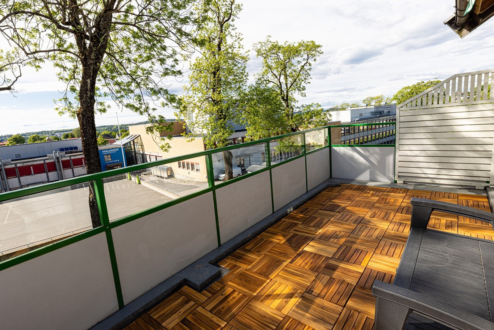 Sommerstid er det sol på balkongen allerede fra rundt kl. 14 og helt til solen går ned. Galleribilde