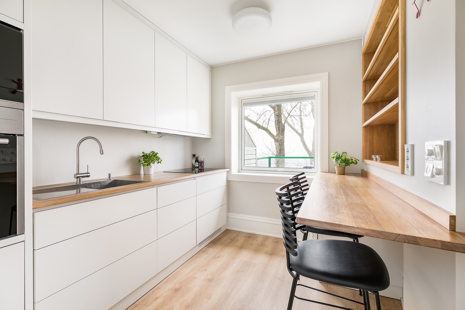 Furuholtet 2D presenteres av Krogsveen.
Kjøkkenets innredning er både designet og montert av møbelsnekker. Galleribilde