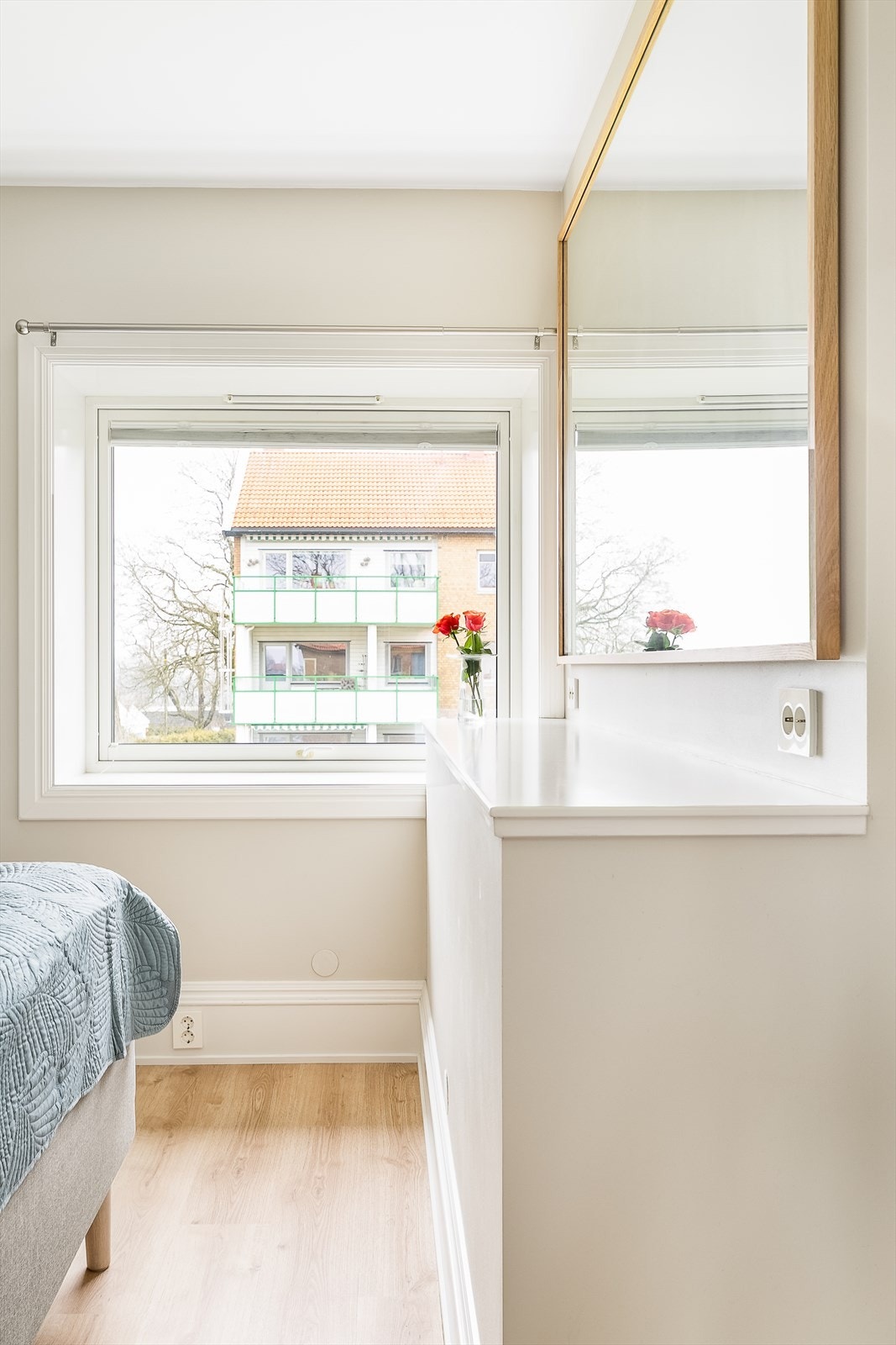 Sirlig utførte oppbevaringsløsninger. Garderobestangen kan senkes ut av skapet, for smidig plassering eller uthenting av hengerne. Galleribilde