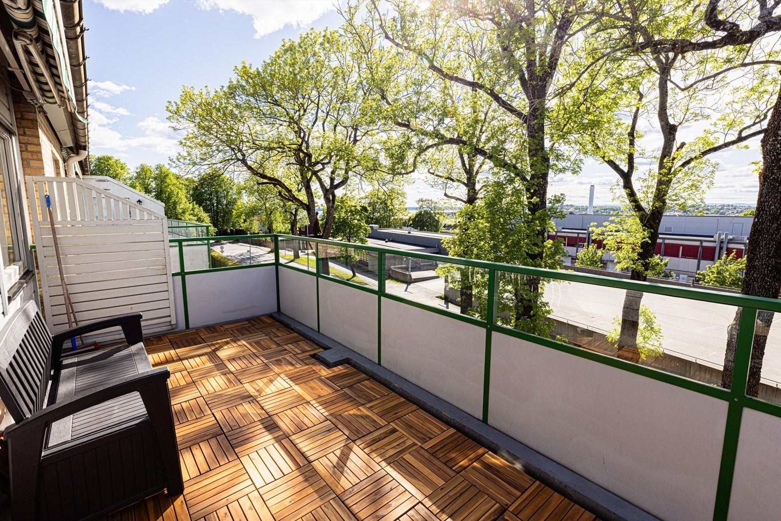 På mindre tåkefylte dager er det flott utsikt på balkongen, blant annet til Jeløy og Oslofjorden. Galleribilde