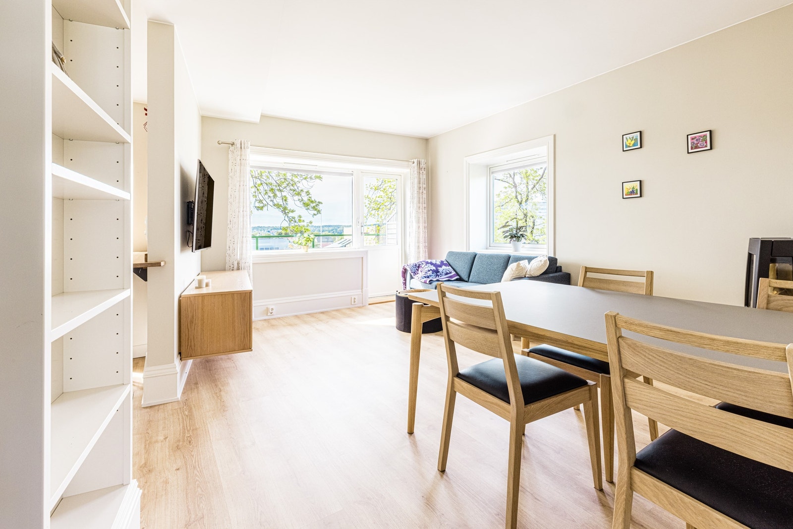 Leiligheten ble pusset opp rundt 2016-2018 og inneholder mange like vakre som praktiske innredninger bygget av møbelsnekker. Galleribilde