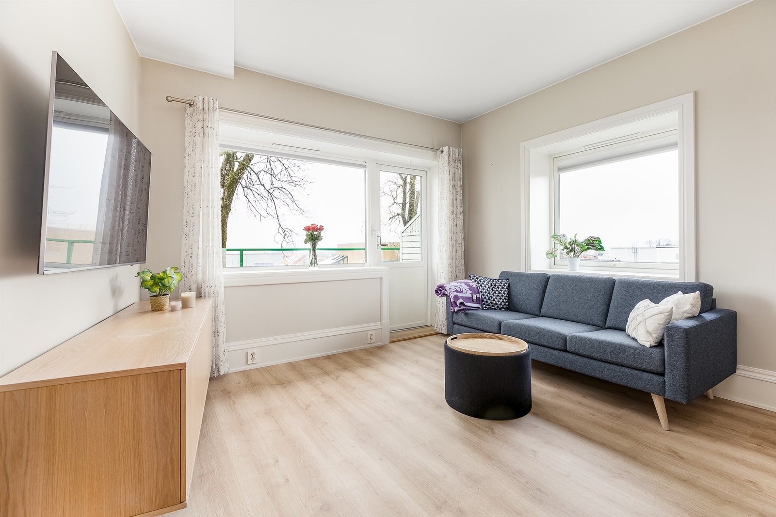 Plasseringen ved enden av øverste etasje sikrer både et ekstra vindu i stuen, fint utsyn og gode lysforhold. Galleribilde