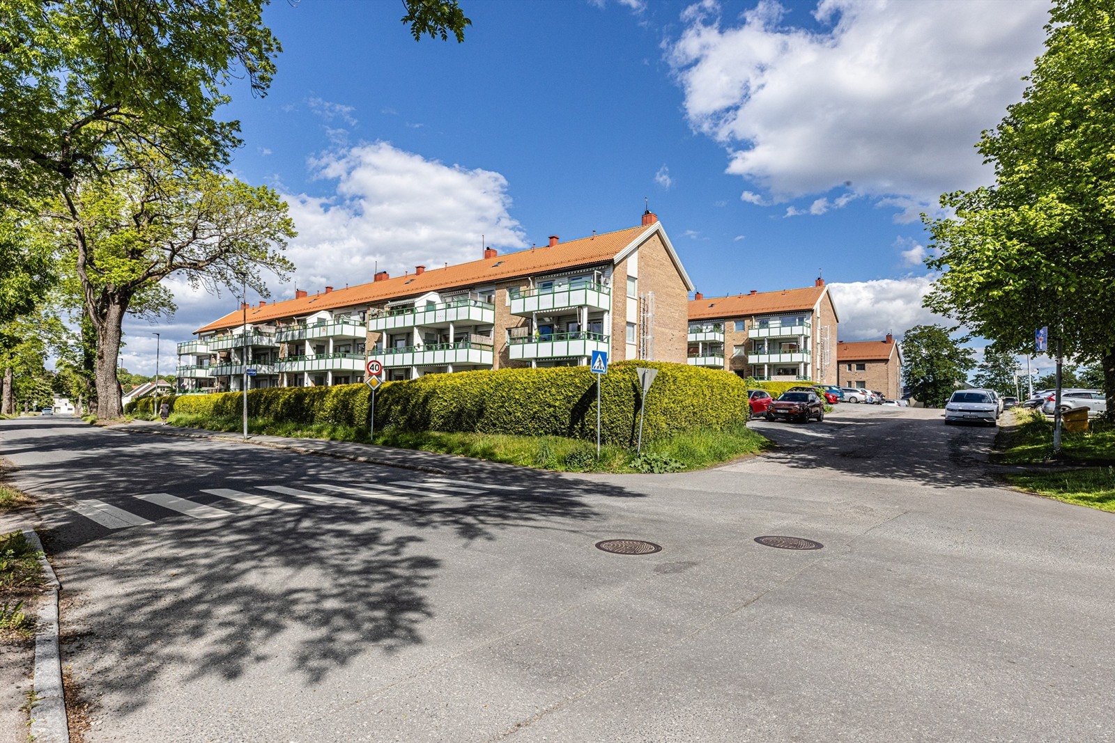Med 17 min å gå til toget og 9 min å gå til busstopp i Fjordveien er det enkelt å reise kollektivt i det daglige. Galleribilde