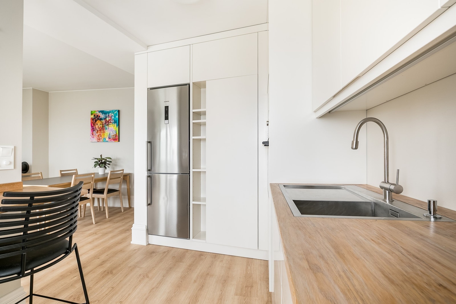 Stålvask er nedfelt, i flukt med benkeplate av heltre. Galleribilde