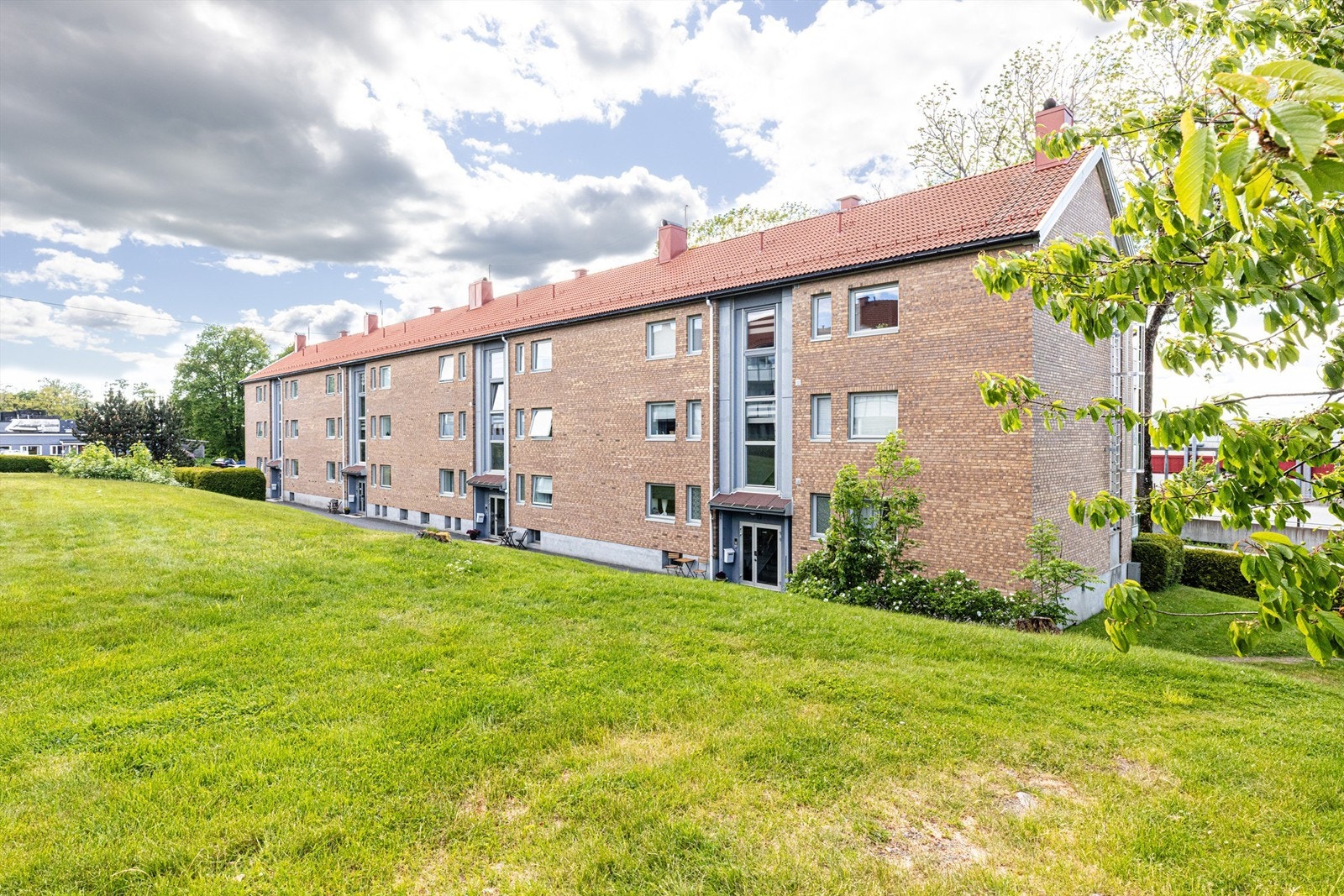 Store grøntarealer på boligselskapets område minner lite om den korte avstanden til bygatene. Galleribilde