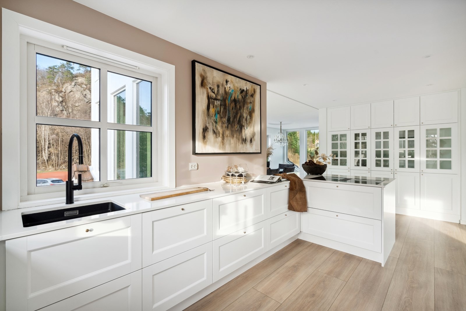 Nydelig kjøkkeninnredning i lyse farger fra Strai kjøkken. Galleribilde