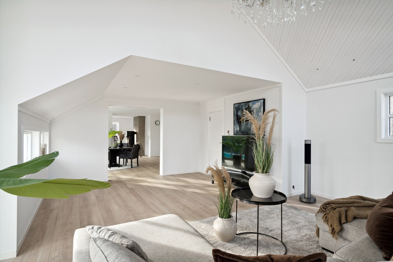 Flott stue med inngang til spisestue. Galleribilde