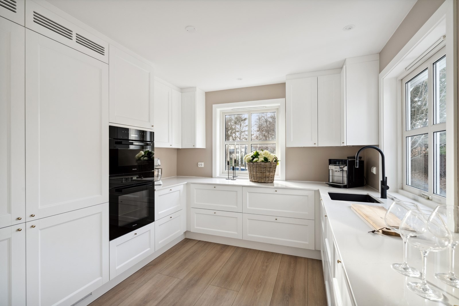 Rikelig med skap- og benkeplass. Galleribilde