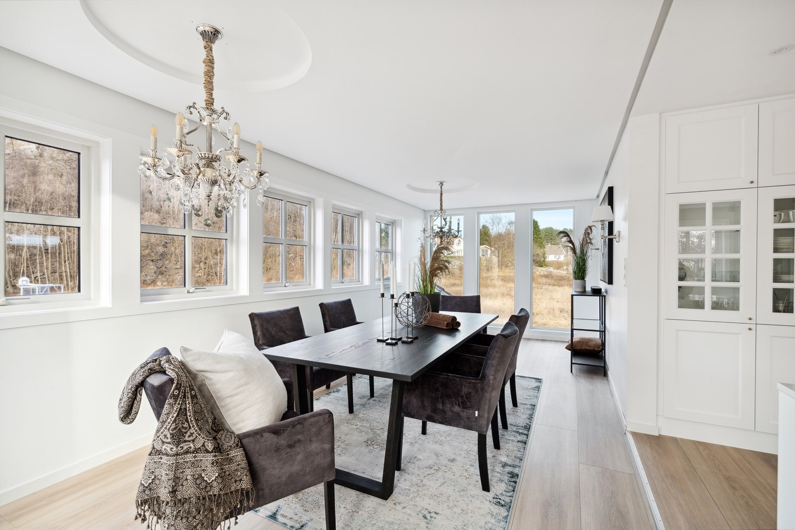 Romslig spisestue hvor familie og venner kan samles til til god middag i sosialt samvær. Galleribilde