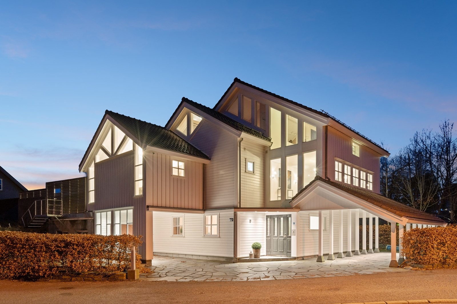 Stemningsfull kveld over eiendommen. Galleribilde