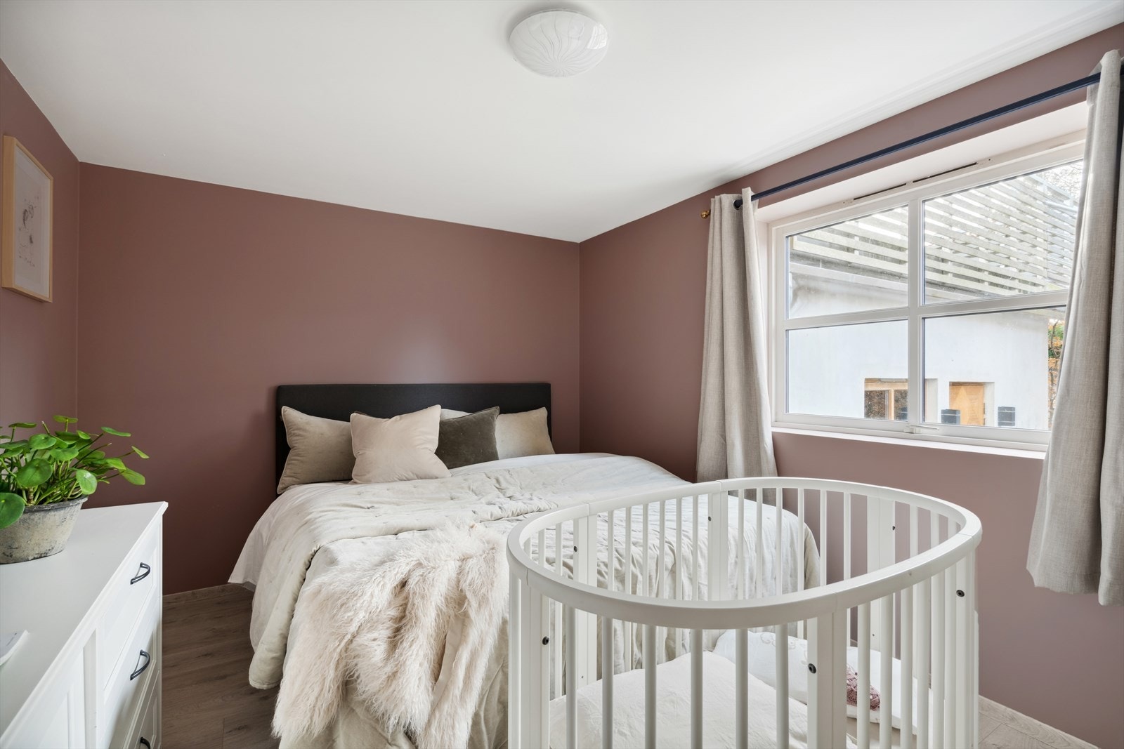 Pent soverom med plass til seng og eventuelt møblement. Galleribilde