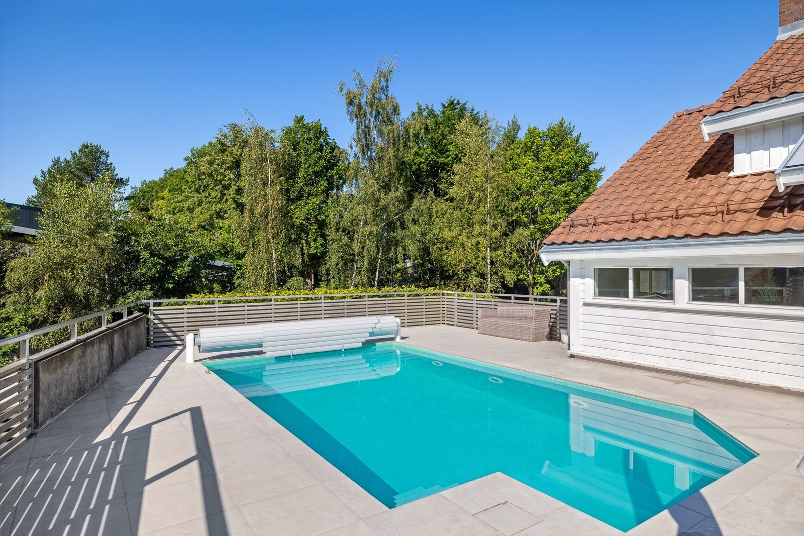 Solrik uteplass med lite til ingen innsyn. Galleribilde