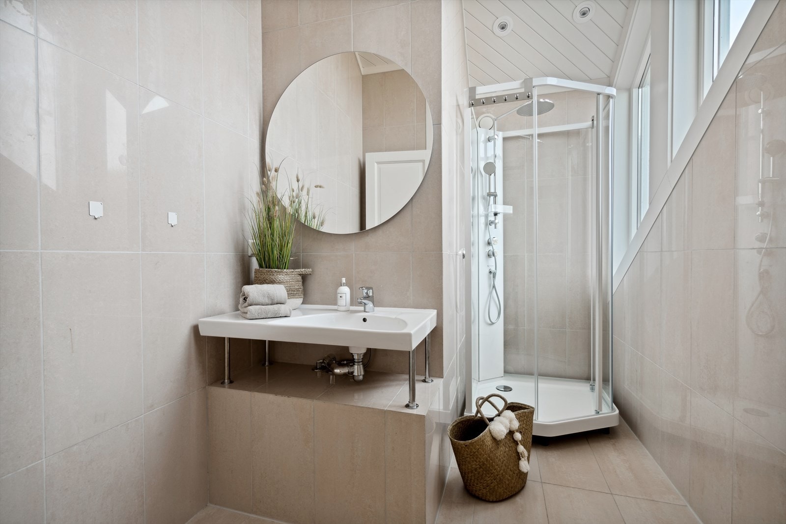 Baderom utstyrt med servant og dusjkabinett. Galleribilde