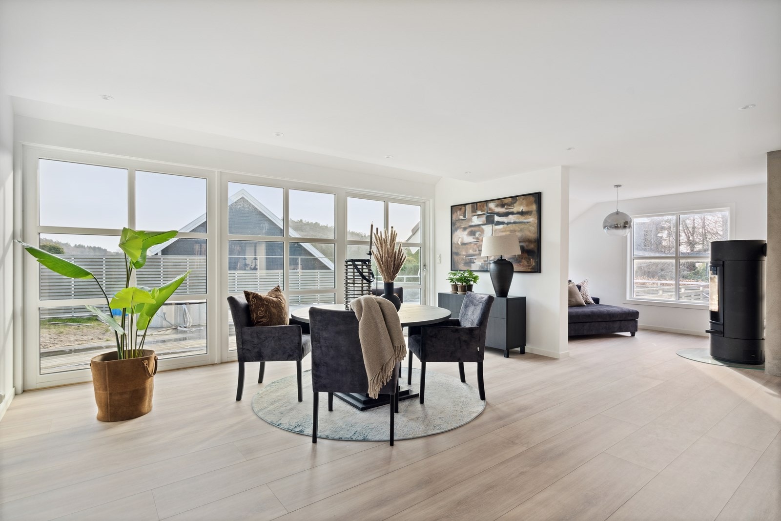 Elegant spisestue hvor du kan dekke på og invitere inn til sosiale sammenkomster og hyggelige måltider. Galleribilde