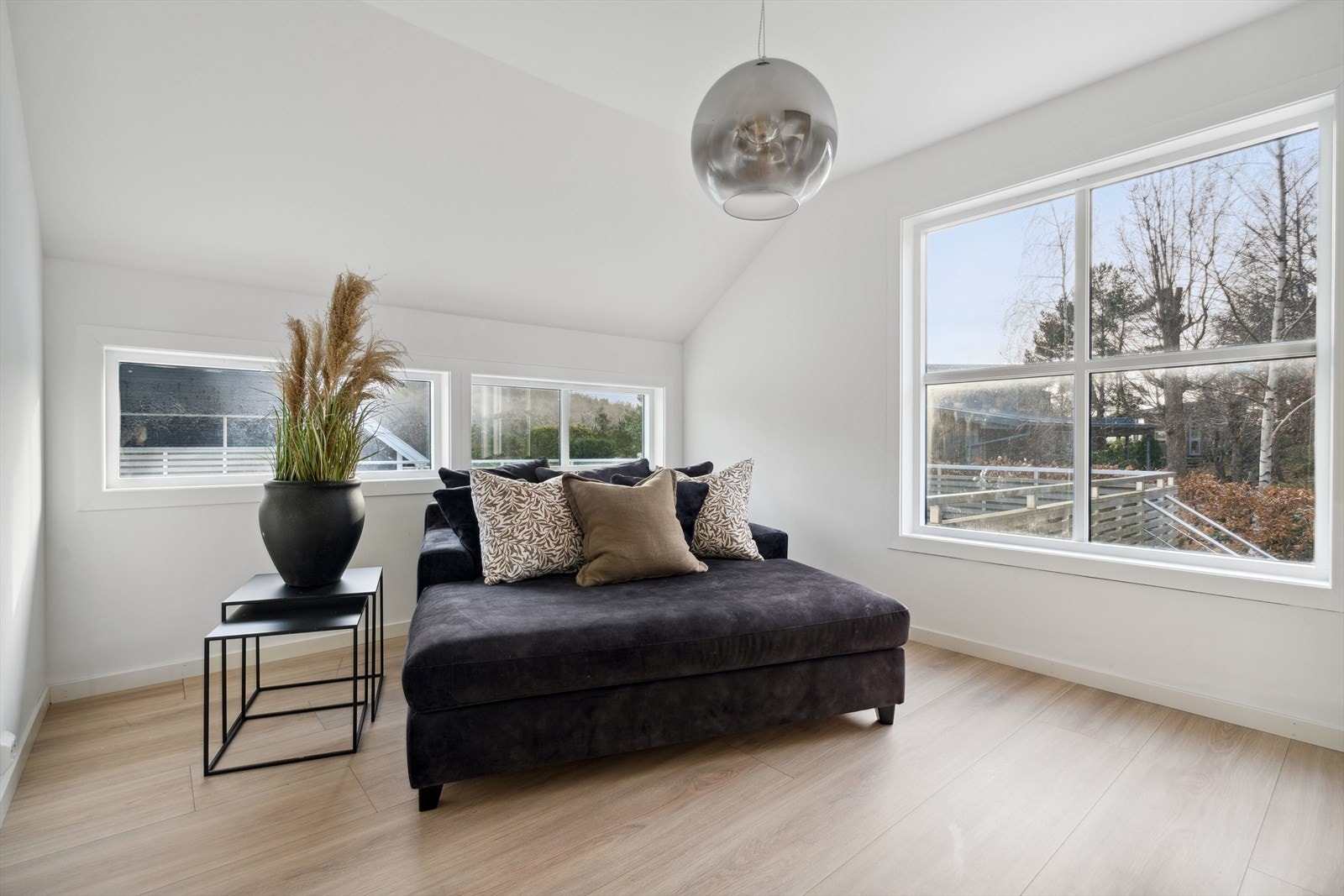 Lite hjørne i et av boligens mange stuer med plass til møblement foran vedovn. Galleribilde