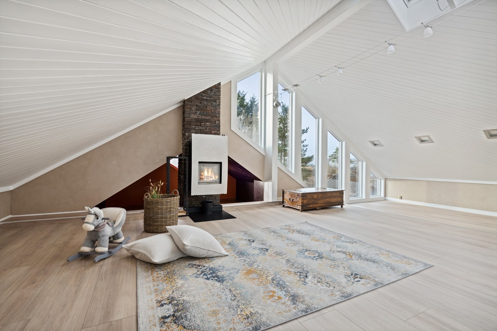 Loftstue har rikelig med plass for ønsket møblering. Galleribilde