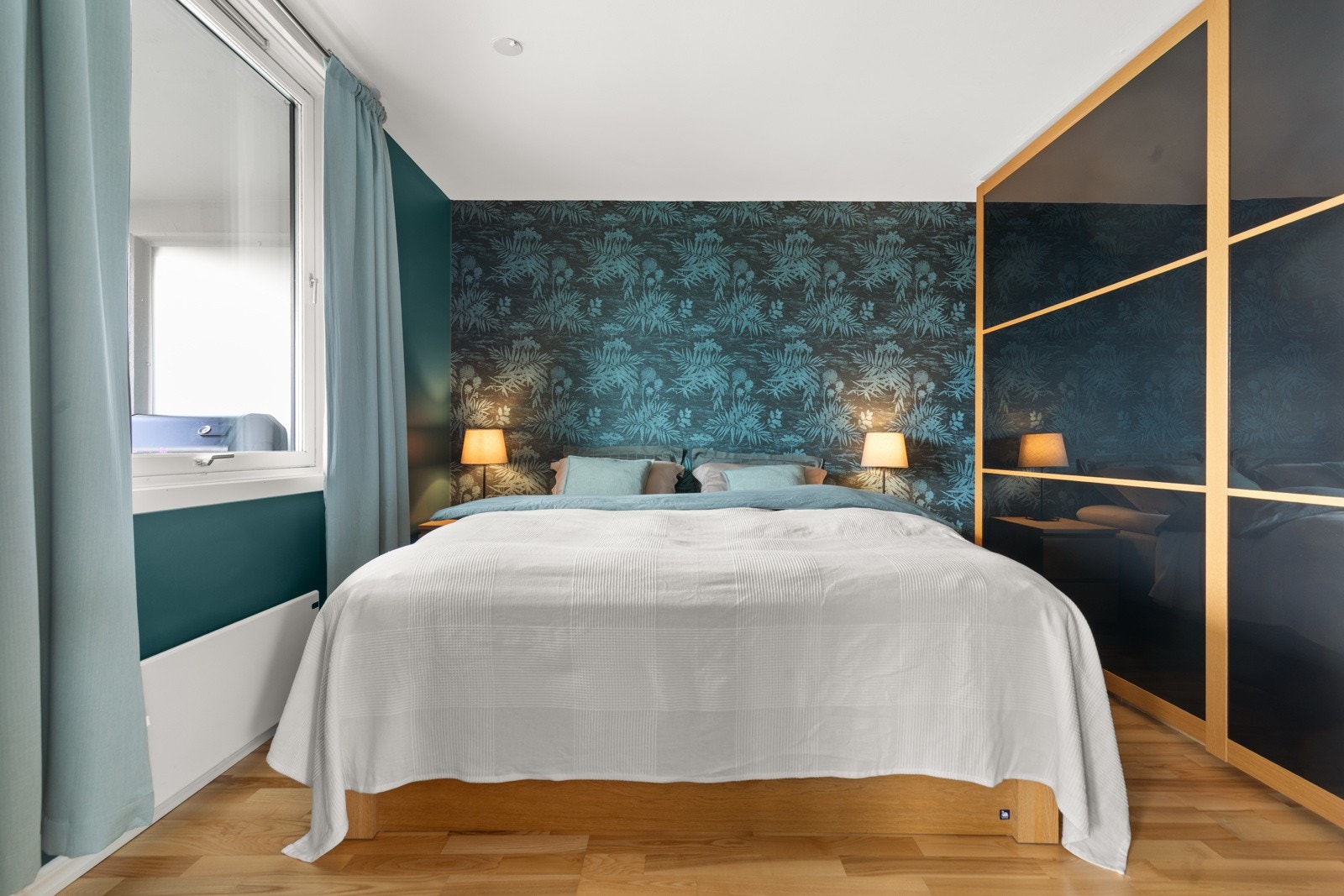 Hovedsoverommet har god plass til dobbeltseng og øvrig soveromsmøblement. Galleribilde