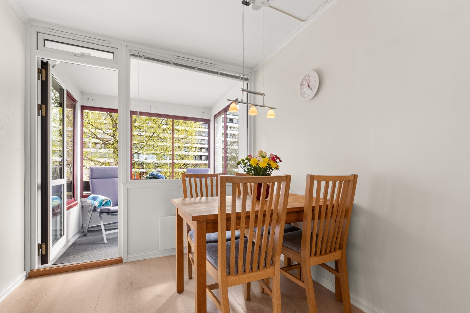 Dagens planløsning muliggjør etablering av et tredje soverom her. I dag er denne delen benyttet som en ekstra spiseplass. Galleribilde