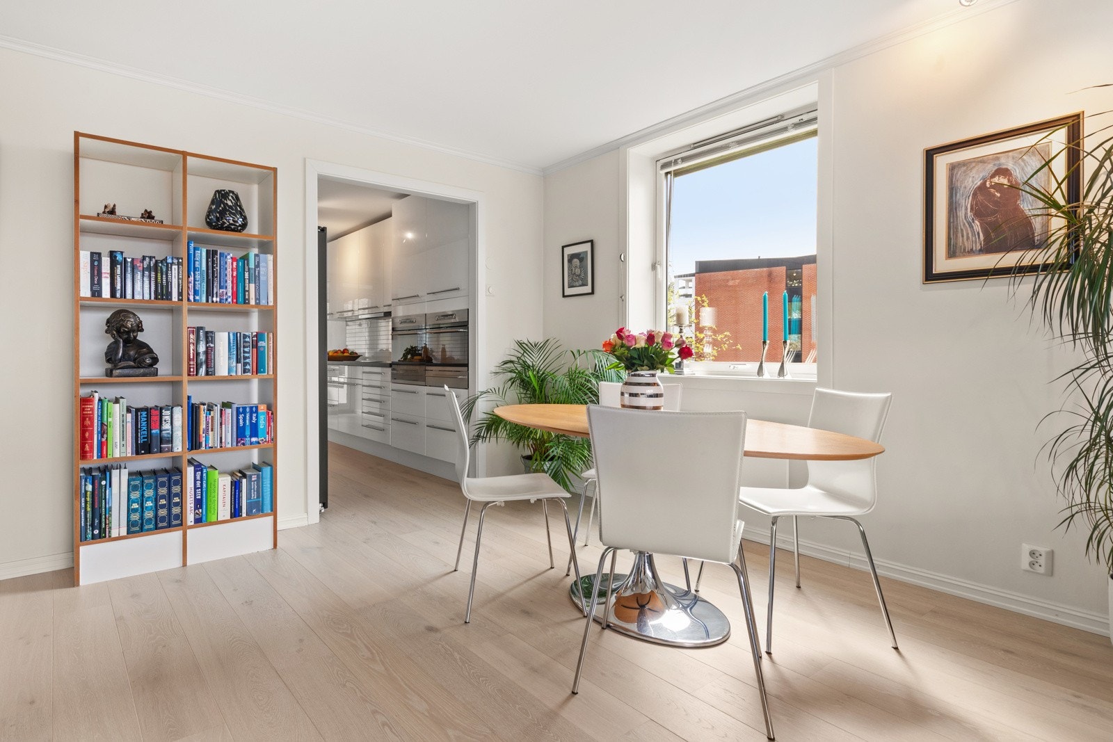 Leilighten fremstår som lys og moderne med flott 1-stavs eikeparkett og med lyse tidløse fargevalg. Galleribilde