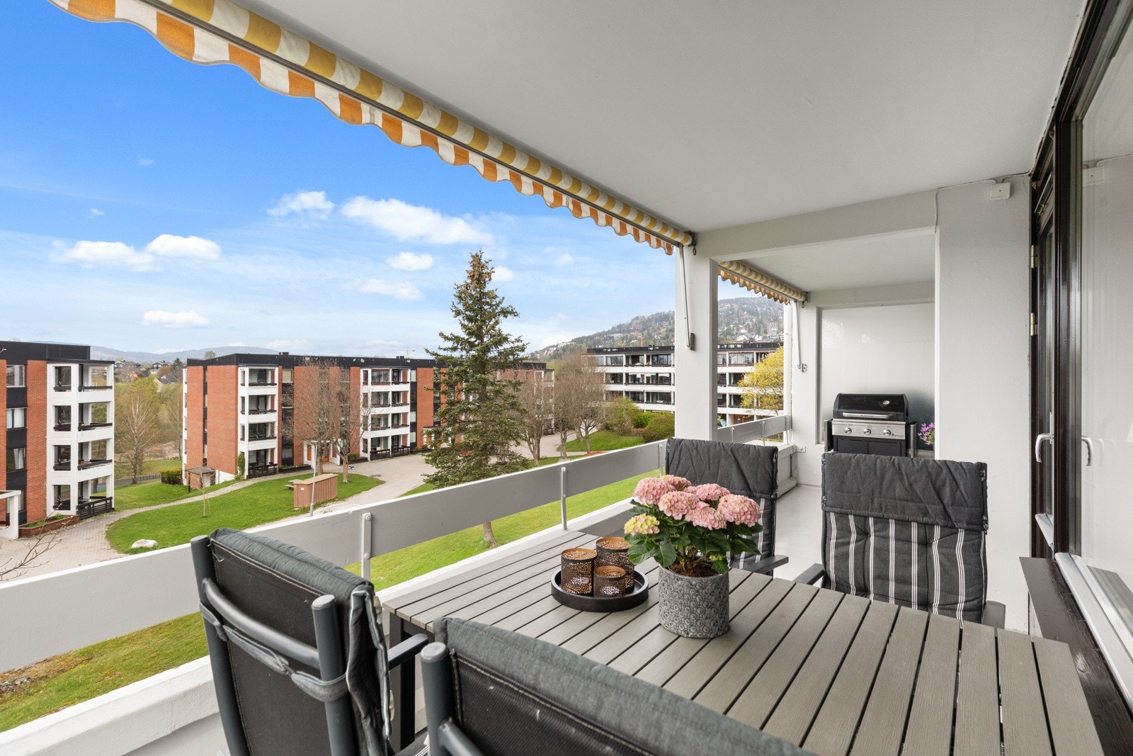 Leiligheten byr på hele to balkonger med svært gode sol- og utsiktsforhold. Stor, vestvendt balkong med fantastisk ettermiddagssol! Galleribilde