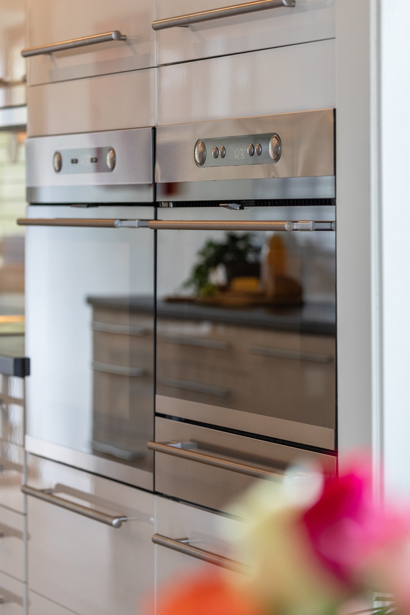 Integrerte hvitevarer som stekeovn, platetopp, mikrobølgeovn, varmeskuff og oppvaskmaskin medfølger - samt frittstående side-by-side kjøleskap fra 2021. Galleribilde