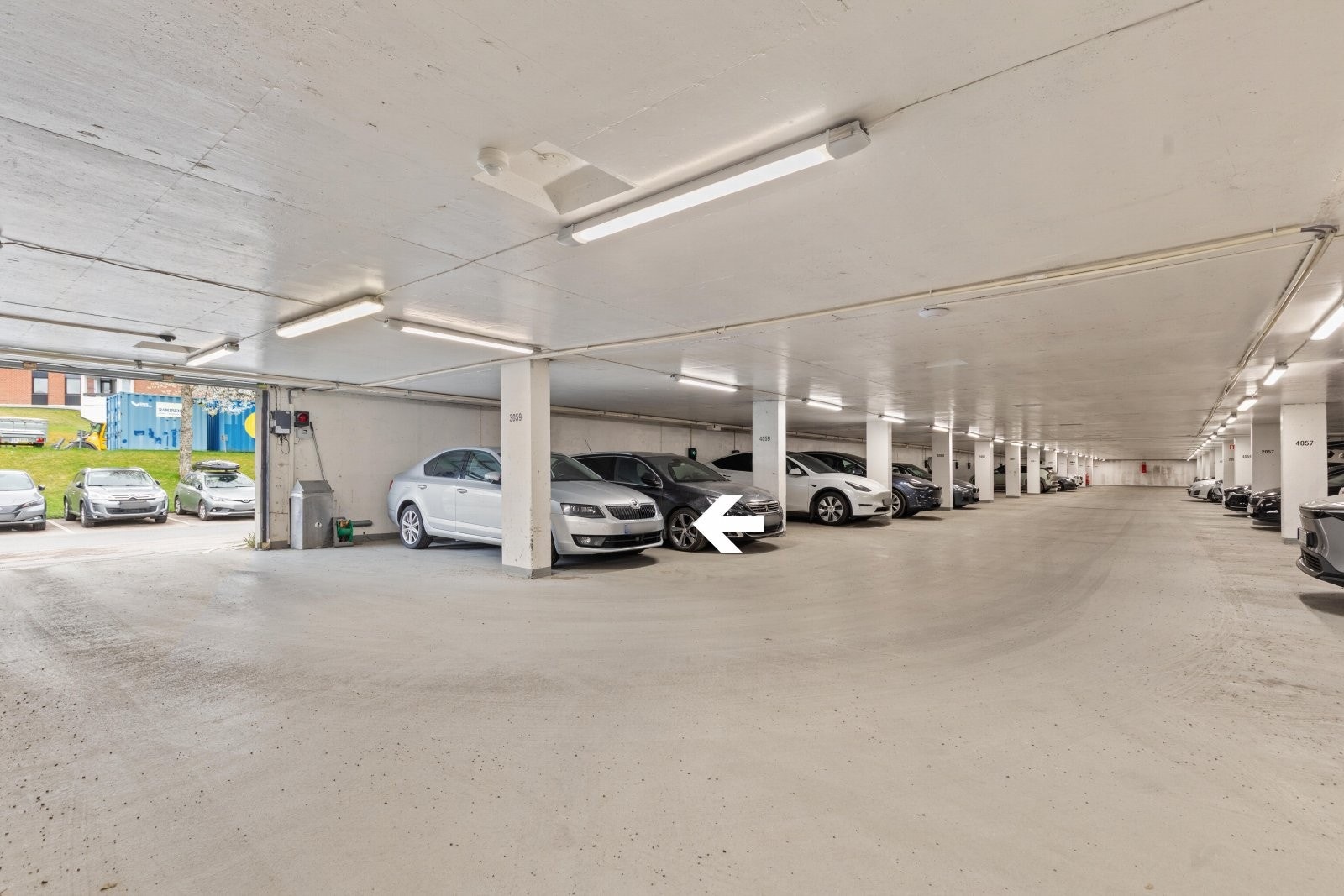 Leiligheten har god intern plassering i borettslaget med kort vei til garasjeplassen. Mulighet for å etablere elbillader. Galleribilde