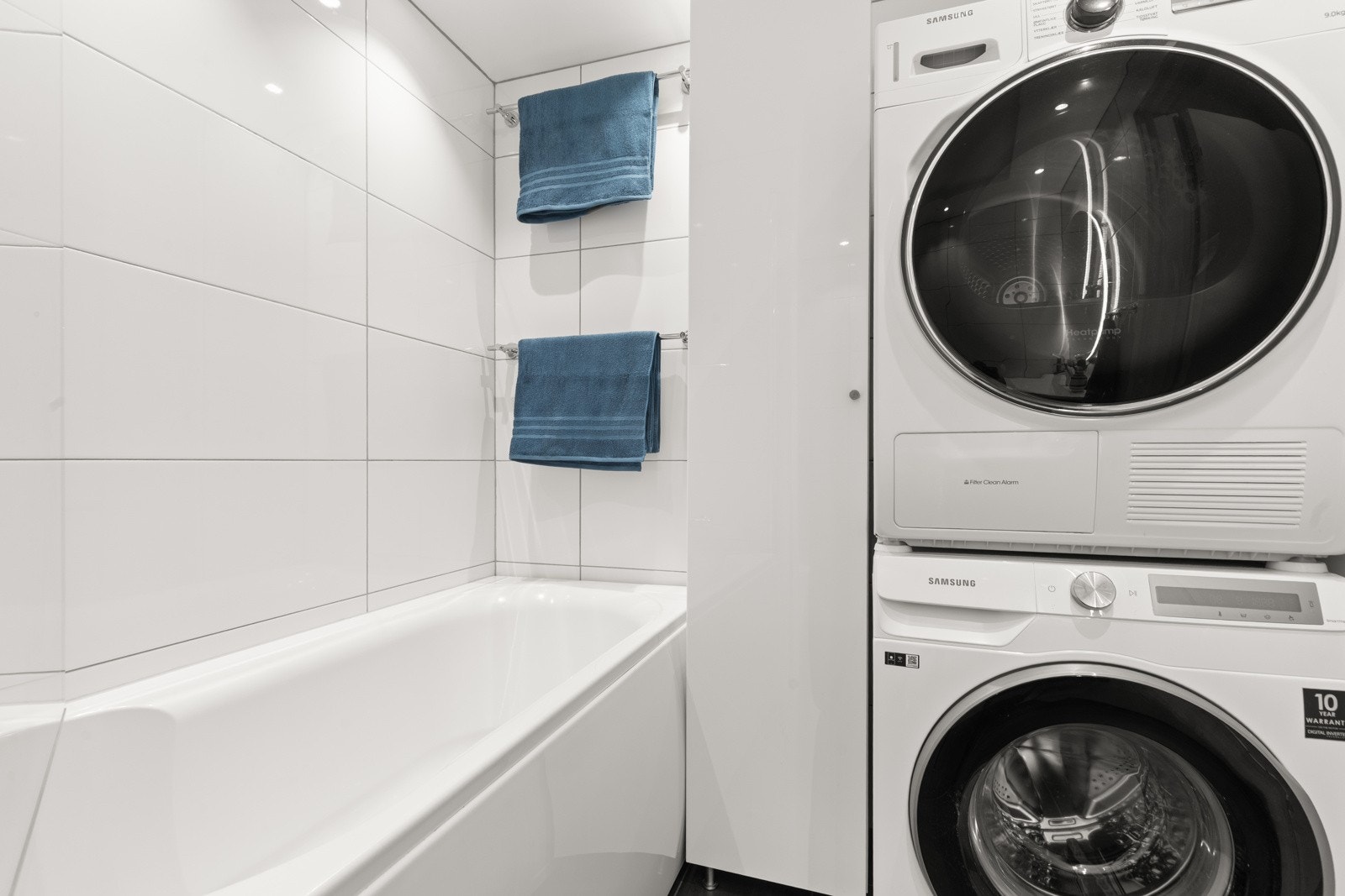 Vaskemaskin og tørketrommel medfølger handelen. Behagelig varme i flislagt gulv. Galleribilde