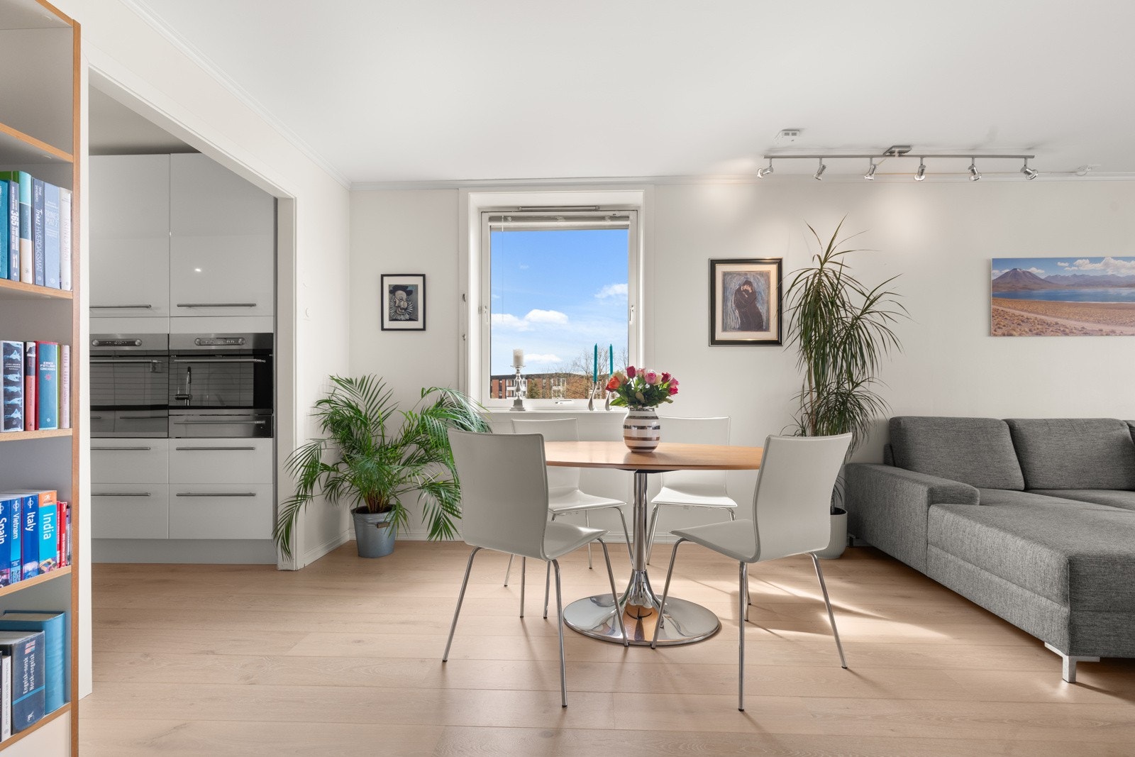 Leiligheten har en gjennomgående pen og moderne standard med lyse, moderne overflater og består av gang, stue, kjøkken, bad, bod og to soverom. Galleribilde