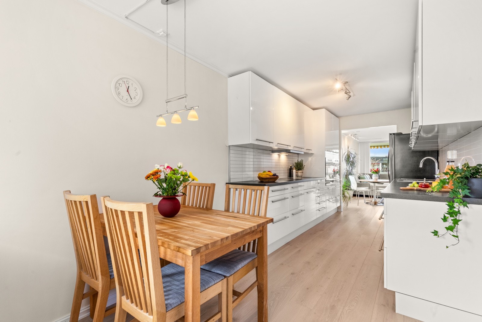 Leiligheten har en gjennomgående lys og moderne standard. Galleribilde